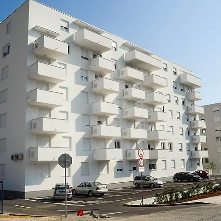 Golden Gate Apartment