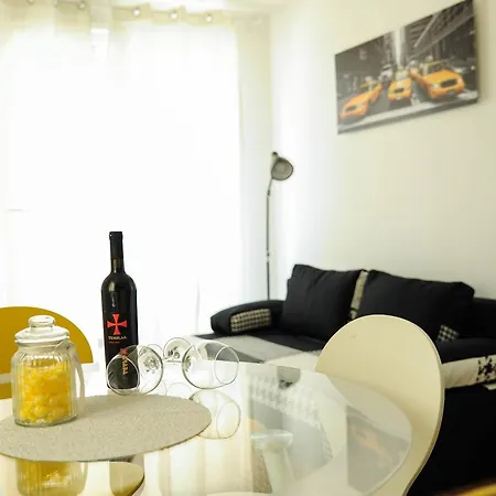 Golden Gate Apartment *